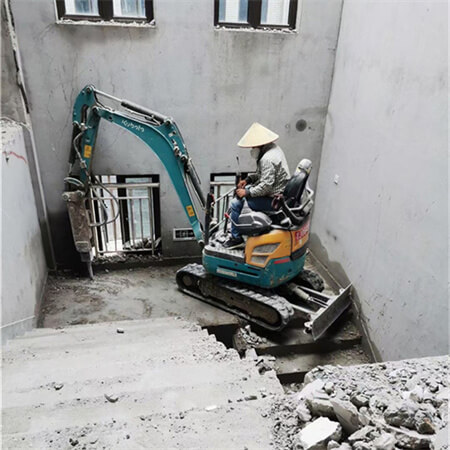 小挖機拆除樓梯