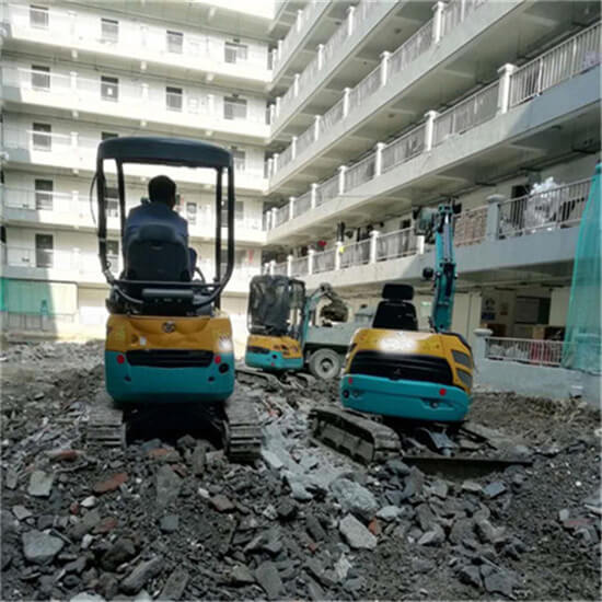 小挖機清運土方垃圾