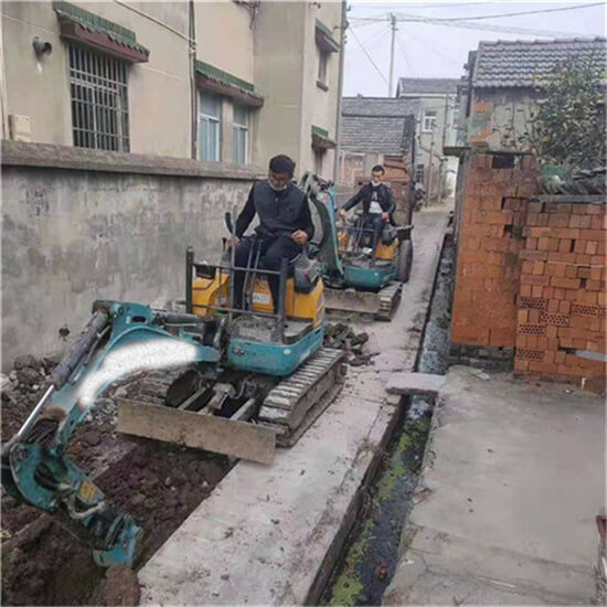 小挖機挖下水管道